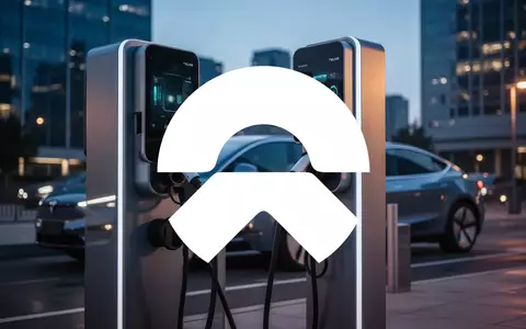 Moderne Ladestation für Elektrofahrzeuge in einer urbanen Umgebung bei Dämmerung. - Foto: über boerse-global.de
