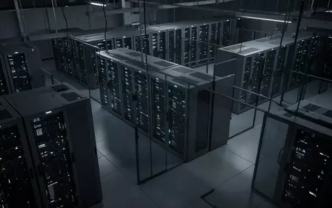 Reihen von Server-Racks in einem modernen Rechenzentrum mit dezenter Beleuchtung in einer nächtlichen Umgebung. - Foto: über boerse-global.de