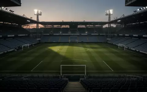 Ein verlassenes Fußballstadion bei Dämmerung mit einem perfekt gepflegten Rasen und inaktiven Flutlichtern. - Foto: über boerse-global.de