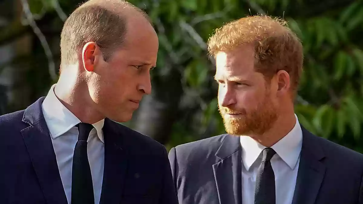Knapp 30 Jahre nach dem Tod ihrer Mutter trennt die Brüder William und Harry ein tiefes Zerwürfnis. (Archivfoto) - Bild: Martin Meissner/AP/dpa