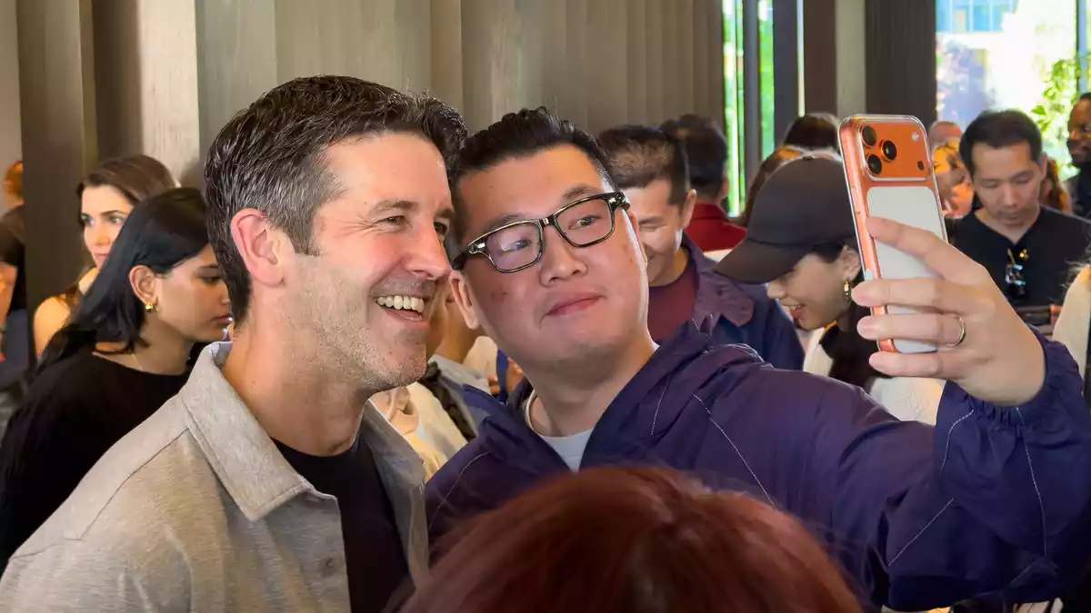 Am Rande der Entwicklerkonferenz WWDC im Juni musste John Ternus, damals noch designierter Apple-Chef, für viele Selfies posieren. (Archivbild) - Bild: Andrej Sokolow/dpa