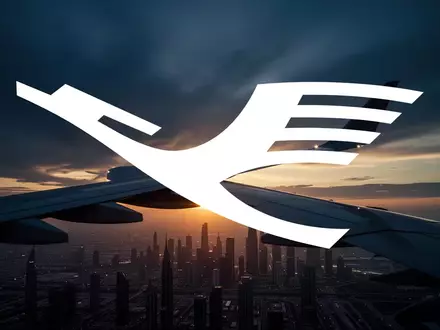 Silhouette eines Flugzeugflügels vor einem dramatischen Sonnenuntergang über einem Flughafen. - Foto: über boerse-global.de