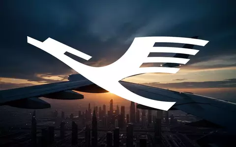 Silhouette eines Flugzeugflügels vor einem dramatischen Sonnenuntergang über einem Flughafen. - Foto: über boerse-global.de