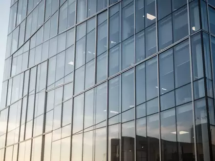 Moderne Glasfassade eines Bürogebäudes bei Tageslicht. - Foto: über boerse-global.de