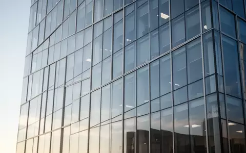 Moderne Glasfassade eines Bürogebäudes bei Tageslicht. - Foto: über boerse-global.de