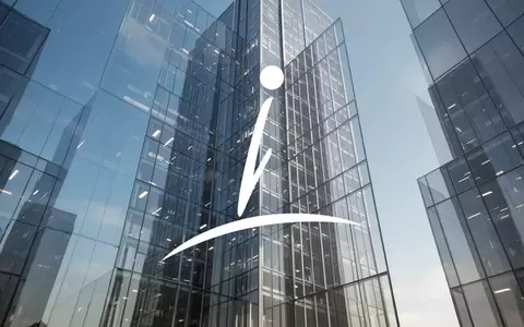 Moderne Glasarchitektur eines Wolkenkratzers als Symbol für eine asset-leichte Immobilienstrategie. - Foto: über boerse-global.de