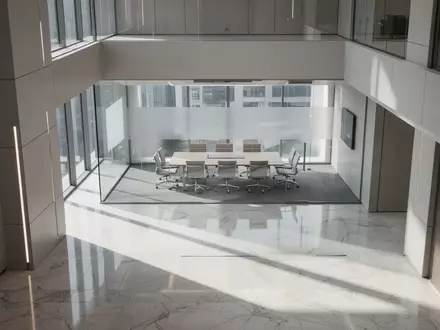 Ein minimalistisches, modernes Bankgebäude mit klaren architektonischen Linien und natürlichem Lichteinfall. - Foto: über boerse-global.de