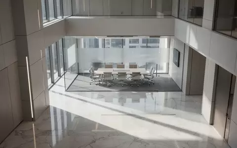 Ein minimalistisches, modernes Bankgebäude mit klaren architektonischen Linien und natürlichem Lichteinfall. - Foto: über boerse-global.de