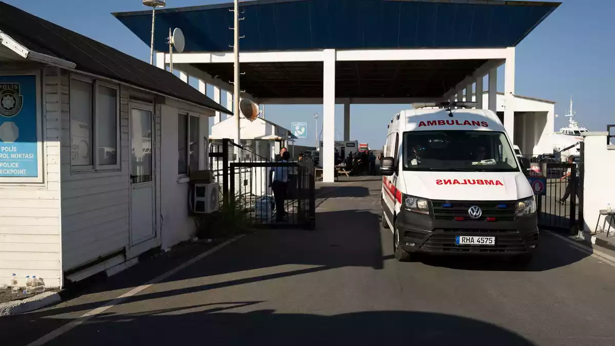 Die meisten der rund 260 Passagiere konnten gerettet werden. - Bild: Nedim Enginsoy/AP/dpa