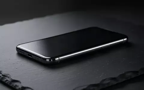 Modernes Smartphone liegt auf einer dunklen Oberfläche bei gedimmtem Licht. - Foto: über boerse-global.de