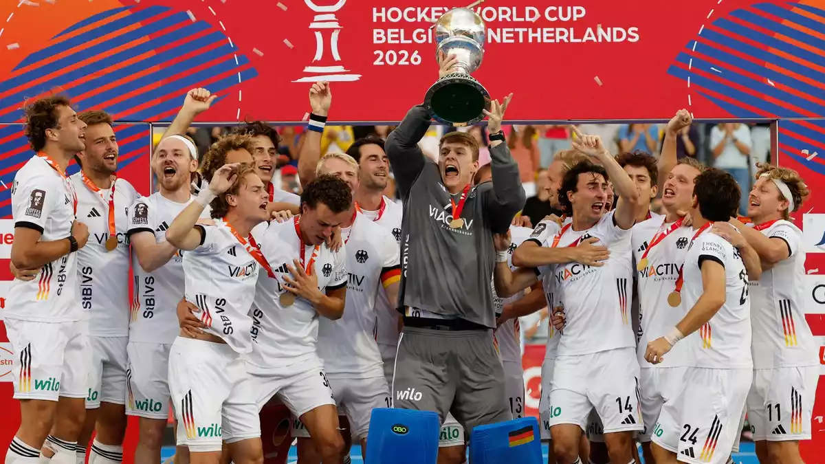 Die deutschen Hockeyspieler mit dem WM-Pokal. - Bild: Geert Vanden Wijngaert/AP/dpa