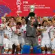 Die deutschen Hockeyspieler mit dem WM-Pokal. - Bild: Geert Vanden Wijngaert/AP/dpa