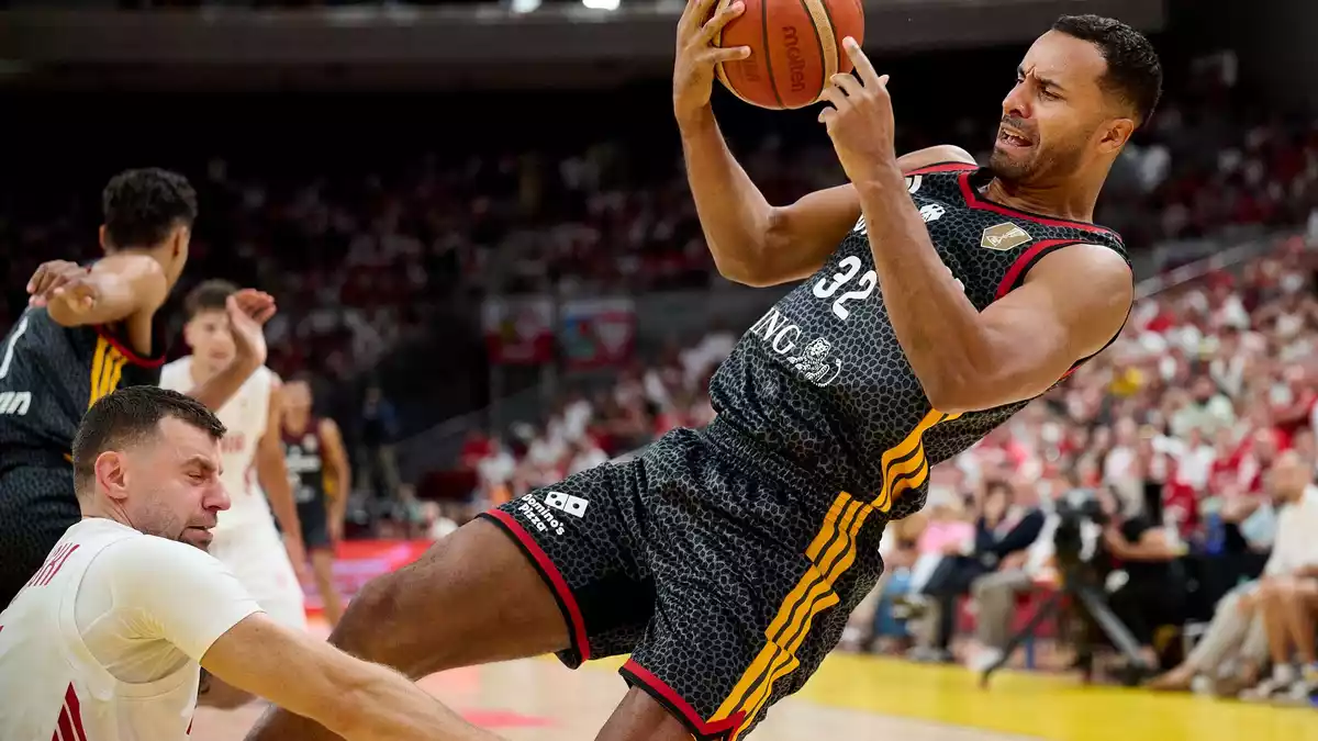 Die deutschen Basketballer um Johannes Thiemann hatten im Spiel gegen Polen große Probleme. - Bild: Adam Warzawa/PAP/dpa