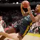 Die deutschen Basketballer um Johannes Thiemann hatten im Spiel gegen Polen große Probleme. - Bild: Adam Warzawa/PAP/dpa