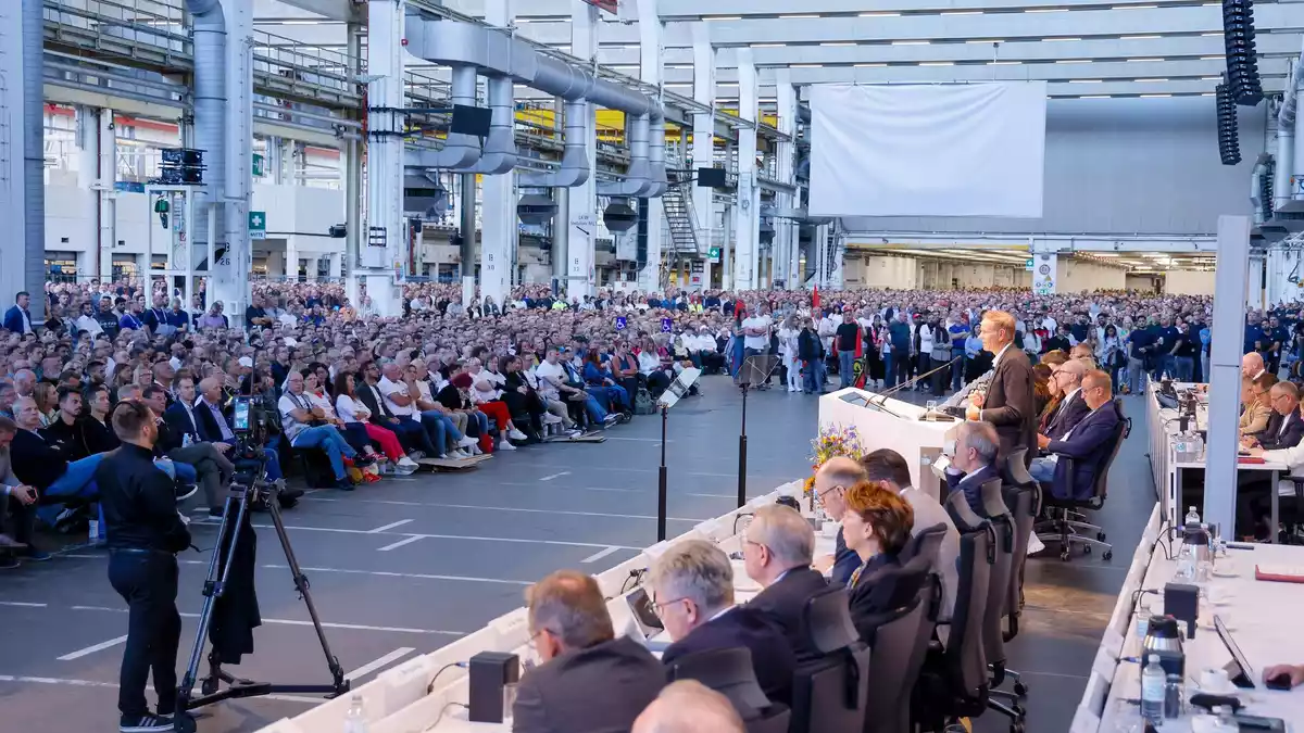 In der Wolfsburger Zentrale begann die Serie von außerordentlichen Treffen zwischen Vorstand und Belegschaft. (Archivbild) - Bild: Roland Niepaul/Volkswagen VW/dpa