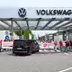 Mitarbeiter empfangen VW-Chef Blume in Zwickau. (Archivbild) - Bild: Hendrik Schmidt/dpa