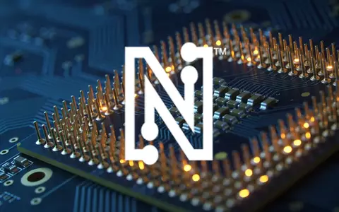 Abstrakte Nahaufnahme von Halbleiter-Schaltkreisen auf einem Silizium-Wafer in einer High-Tech-Produktionsumgebung. - Foto: über boerse-global.de