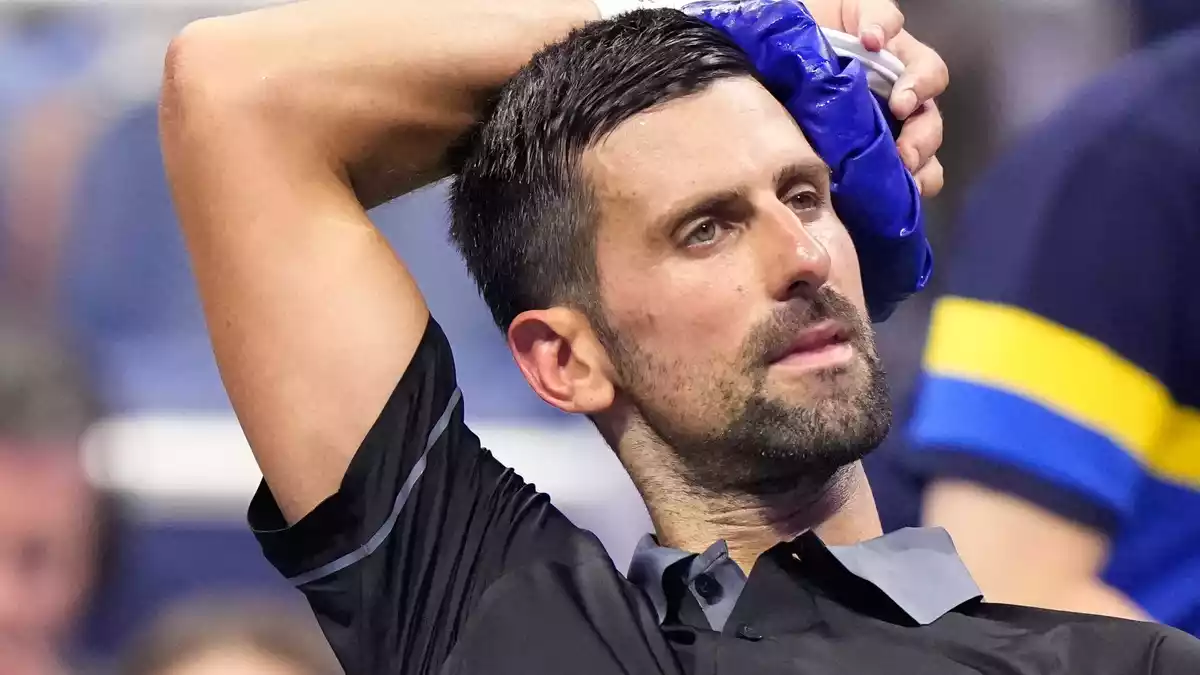 Sichtlich gezeichnet: Novak Djokovic kühlt sich beim Seitenwechsel.  - Bild: Frank Franklin II/AP/dpa