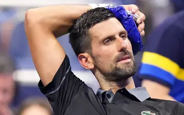 Sichtlich gezeichnet: Novak Djokovic kühlt sich beim Seitenwechsel.  - Foto: Frank Franklin II/AP/dpa