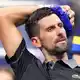 Sichtlich gezeichnet: Novak Djokovic kühlt sich beim Seitenwechsel.  - Bild: Frank Franklin II/AP/dpa