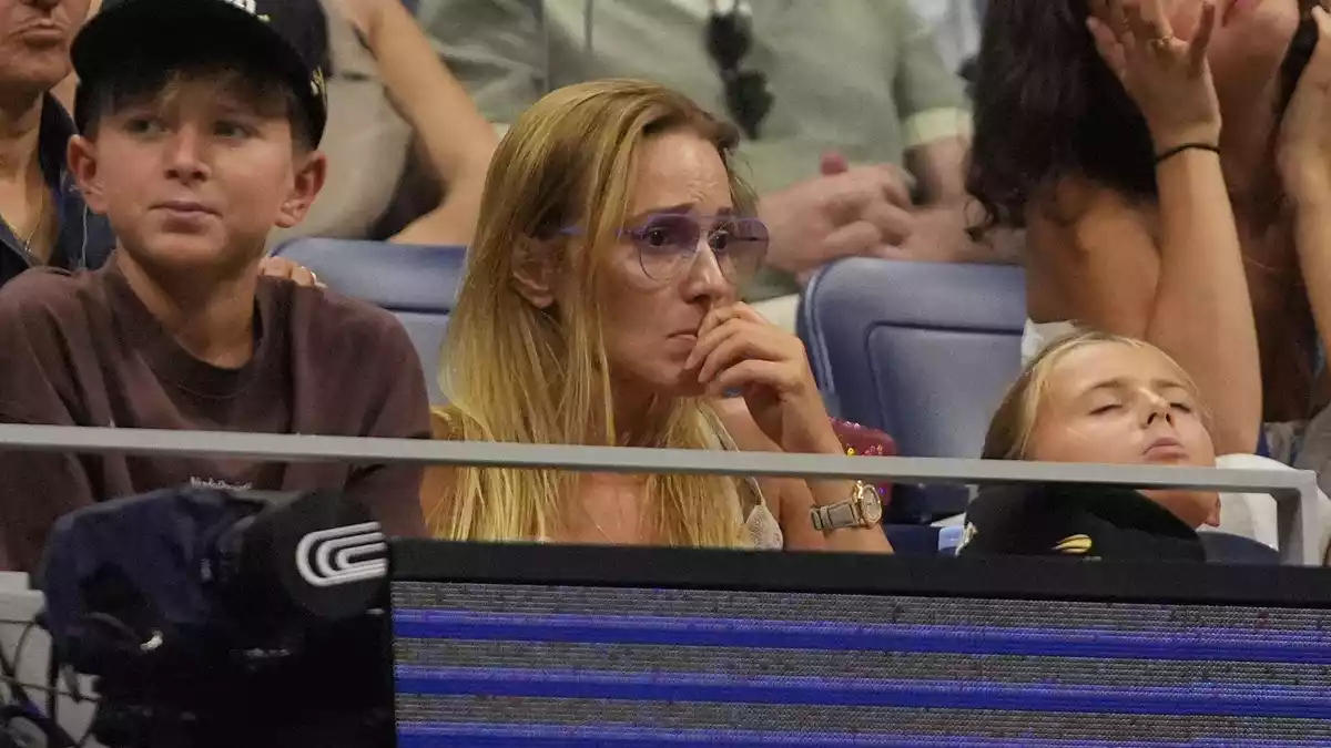 Besorgt verfolgen Djokovic' Ehefrau Jelena und die gemeinsamen Kinder das Spiel.  - Bild: Frank Franklin II/AP/dpa