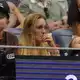 Besorgt verfolgen Djokovic' Ehefrau Jelena und die gemeinsamen Kinder das Spiel.  - Bild: Frank Franklin II/AP/dpa