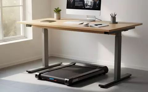 Ein kompaktes Walking Pad unter einem höhenverstellbaren Schreibtisch in einem modernen Büro. - Foto: über boerse-global.de
