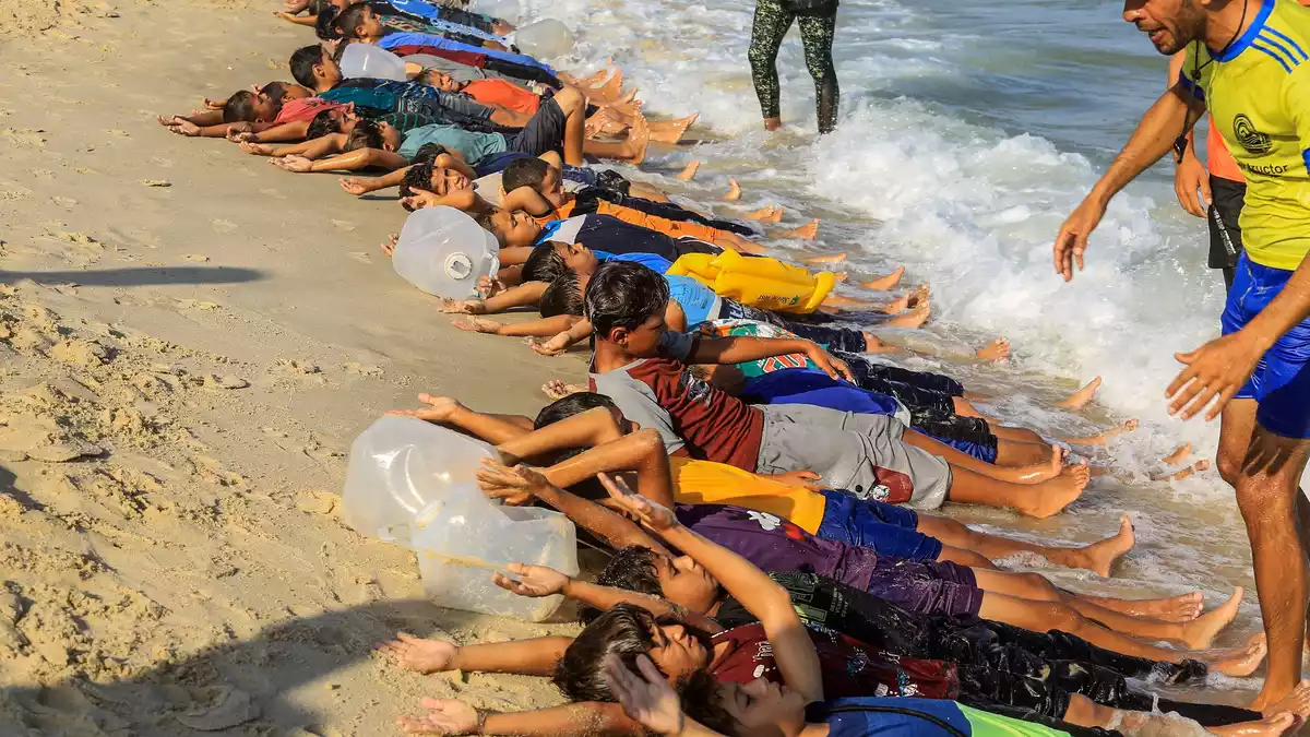 Seit dem Sommer findet das Schwimmtraining im Gazastreifen wieder statt, seitdem haben Hunderte Kinder schwimmen gelernt.  - Bild: Abed Rahim Khatib/dpa