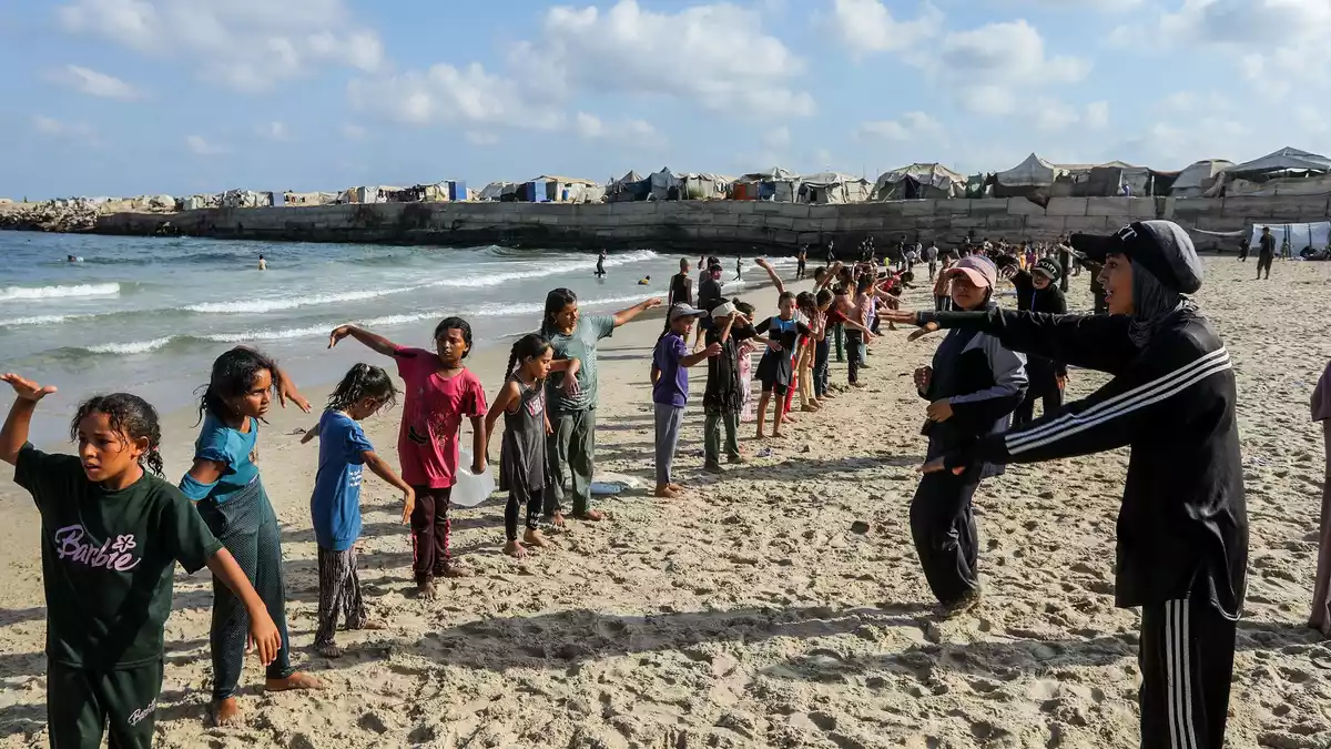 Damit sich Kinder in Gaza von ihrem schweren Alltag ablenken können, bringen Trainer ihnen kostenlos das Schwimmen bei.  - Bild: Abed Rahim Khatib/dpa