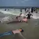 In der aktuellen Sommerhitze bietet das Schwimmen im Meer den Kindern auch Abkühlung.  - Bild: Abdel Kareem Hana/AP/dpa
