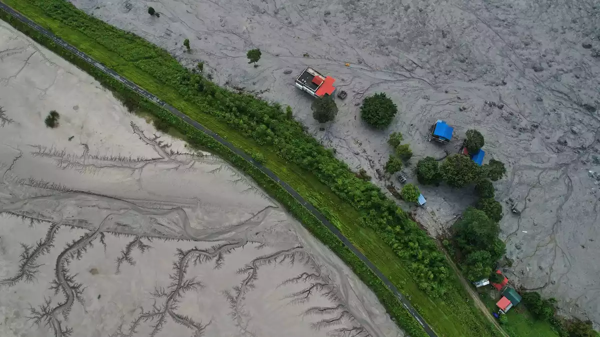 Die Schlammmassen haben wichtige Verkehrsverbindungen unterbrochen.  - Bild: Rajesh Kumar Singh/AP/dpa