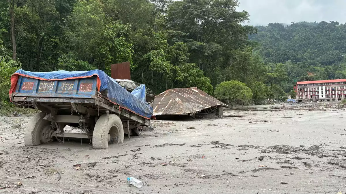 Durch den Schlamm war vielerorts kaum ein Durchkommen möglich.  - Bild: Dirk Godder/dpa