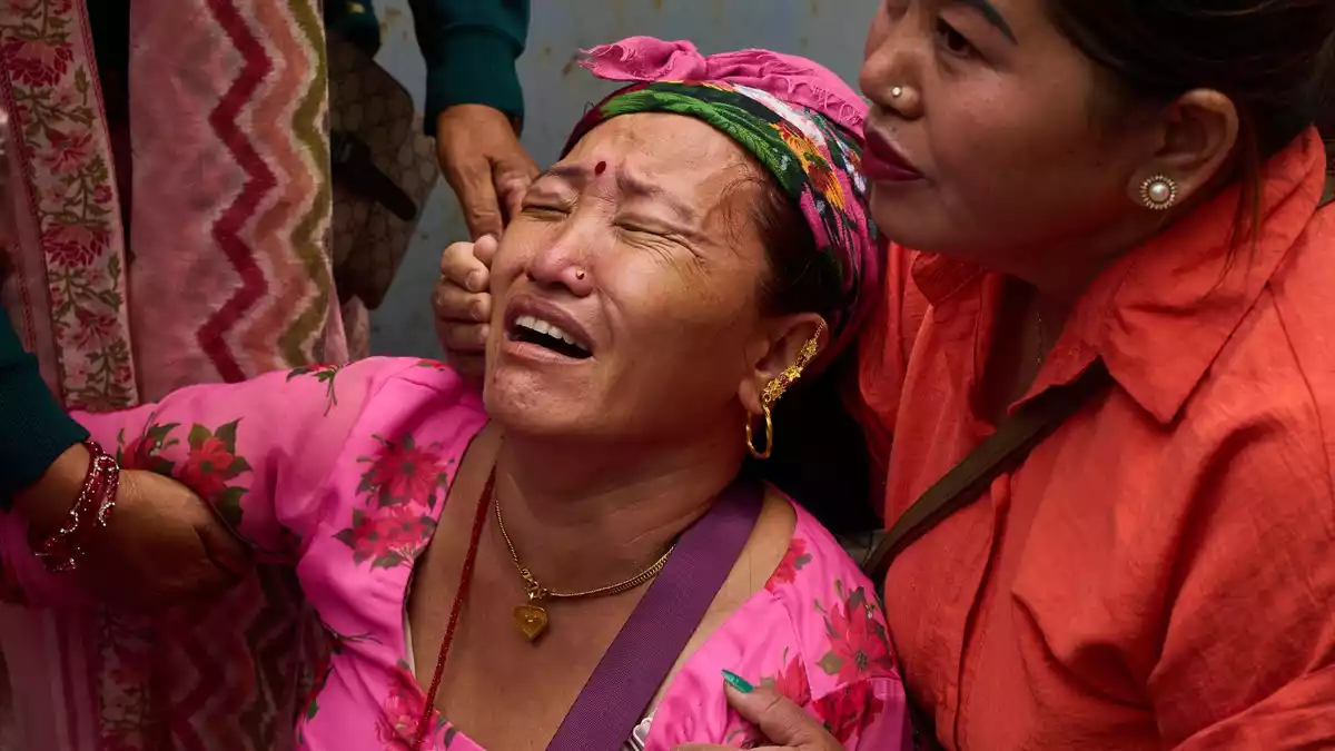 Nach der Flutkatastrophe herrschen in Nepal Trauer und Verzweiflung.  - Bild: Dar Yasin/AP/dpa