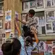 Viele Menschen bangen weiter um vermisste Angehörige.  - Bild: Dar Yasin/AP/dpa