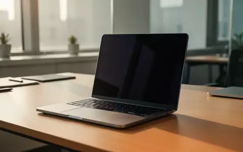 Ein minimalistischer Arbeitsplatz mit einem Laptop, dessen Bildschirm dunkel bleibt, in einem hellen Büro. - Foto: über boerse-global.de