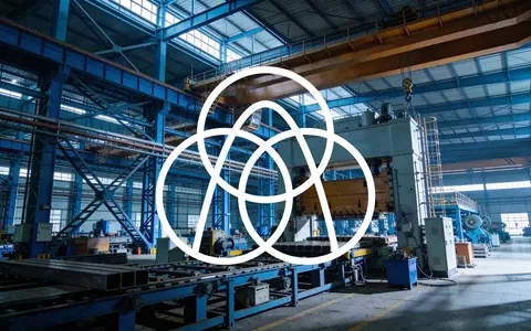 Moderne industrielle Fertigungsanlage mit metallischen Strukturen und architektonischer Beleuchtung. - Foto: über boerse-global.de