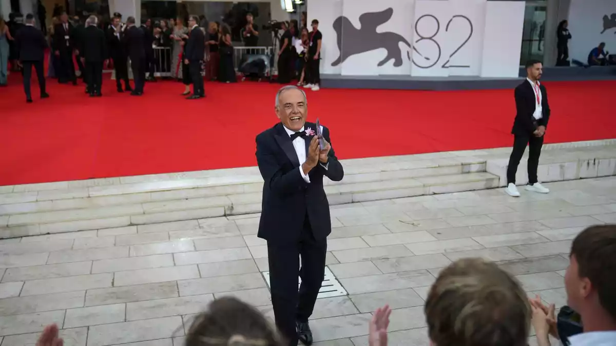 Festivaldirektor Alberto Barbera bei der Eröffnung der Filmfestspiele im vergangenen Jahr. (Archivbild) - Bild: Alessandra Tarantino/Invision/AP/dpa