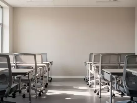 Ein heller, minimalistischer Schulungsraum mit leeren Stühlen und natürlichem Lichteinfall. - Foto: über boerse-global.de