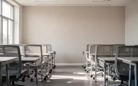 Ein heller, minimalistischer Schulungsraum mit leeren Stühlen und natürlichem Lichteinfall. - Foto: über boerse-global.de