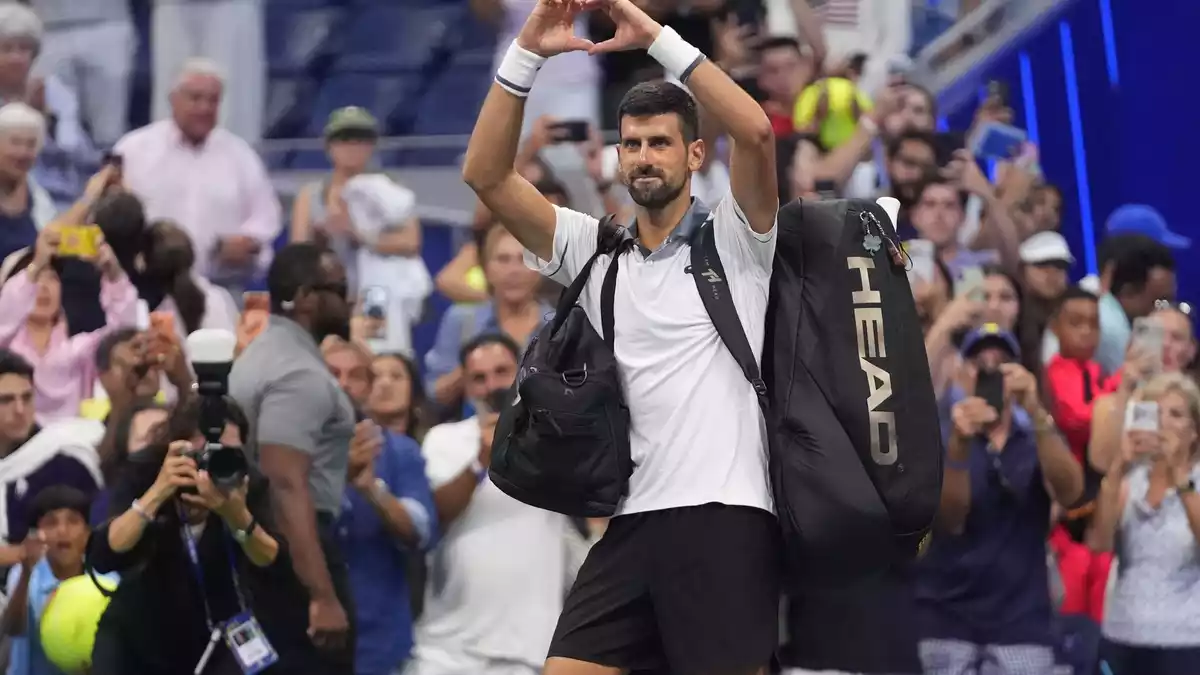 Novak Djokovic formt ein Herz zum Abschied.  - Bild: Frank Franklin II/AP/dpa