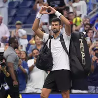 Novak Djokovic formt ein Herz zum Abschied.  - Foto: Frank Franklin II/AP/dpa