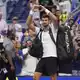 Novak Djokovic formt ein Herz zum Abschied.  - Bild: Frank Franklin II/AP/dpa