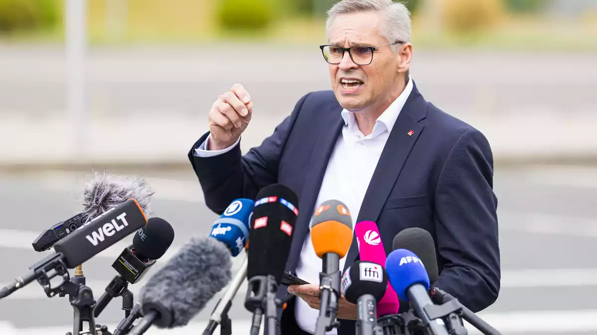 IG-Metall-Bezirkschef Gröger hält die Pläne des VW-Vorstands für überzogen. (Archivbild) - Bild: Moritz Frankenberg/dpa