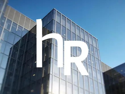 Moderne Büroarchitektur vor blauem Himmel als Symbol für Immobilieninvestitionen. - Foto: über boerse-global.de