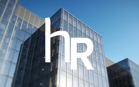 Moderne Büroarchitektur vor blauem Himmel als Symbol für Immobilieninvestitionen. - Foto: über boerse-global.de