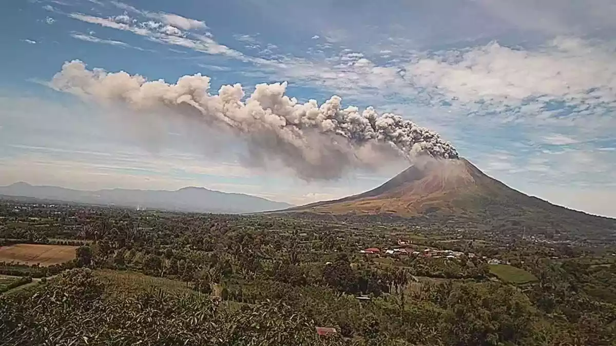 Die Aschesäule über dem Vulkan war dreieinhalb Kilometer hoch. - Bild: Geological Ageny Indonesia/dpa