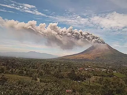 Die Aschesäule über dem Vulkan war dreieinhalb Kilometer hoch. - Foto: Geological Ageny Indonesia/dpa