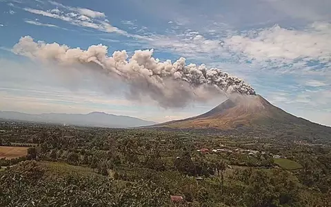 Die Aschesäule über dem Vulkan war dreieinhalb Kilometer hoch. - Foto: Geological Ageny Indonesia/dpa