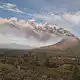 Die Aschesäule über dem Vulkan war dreieinhalb Kilometer hoch. - Bild: Geological Ageny Indonesia/dpa