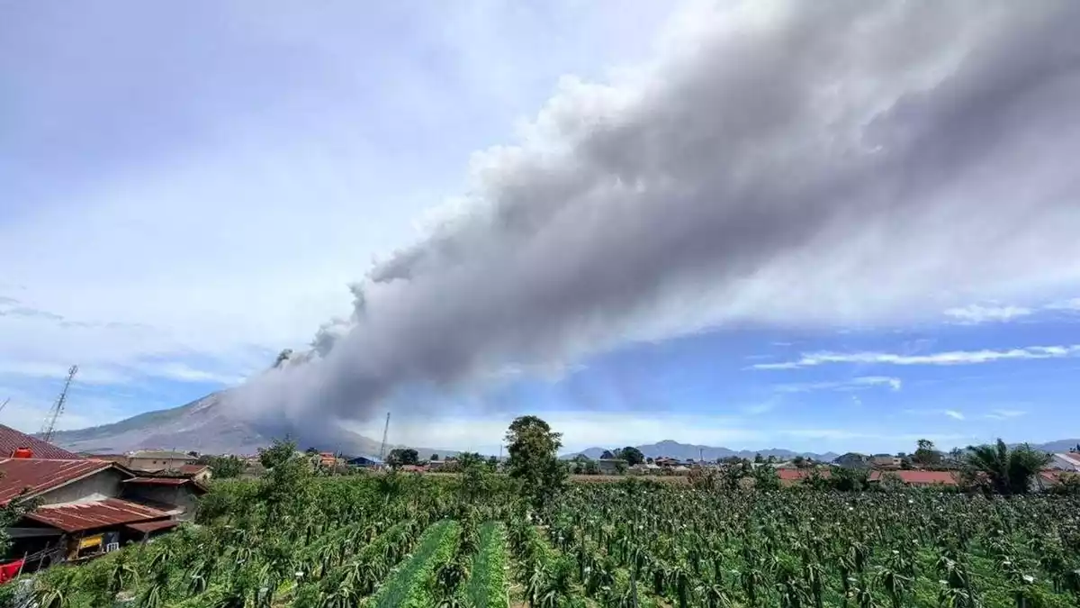 Der Sinabung auf Sumatra zählt zu den aktivsten Vulkanen Indonesiens. - Bild: Handout / Berlin/Geological Ageny Indonesia/dpa
